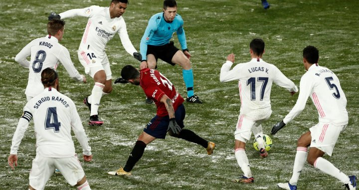 Lucas Vázquez luchando un balón contra el Osasuna / EFE