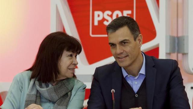 Cristina Narbona, presidenta del PSOE, y Pedro Sánchez, secretario general, en la ejecutiva del partido / EFE