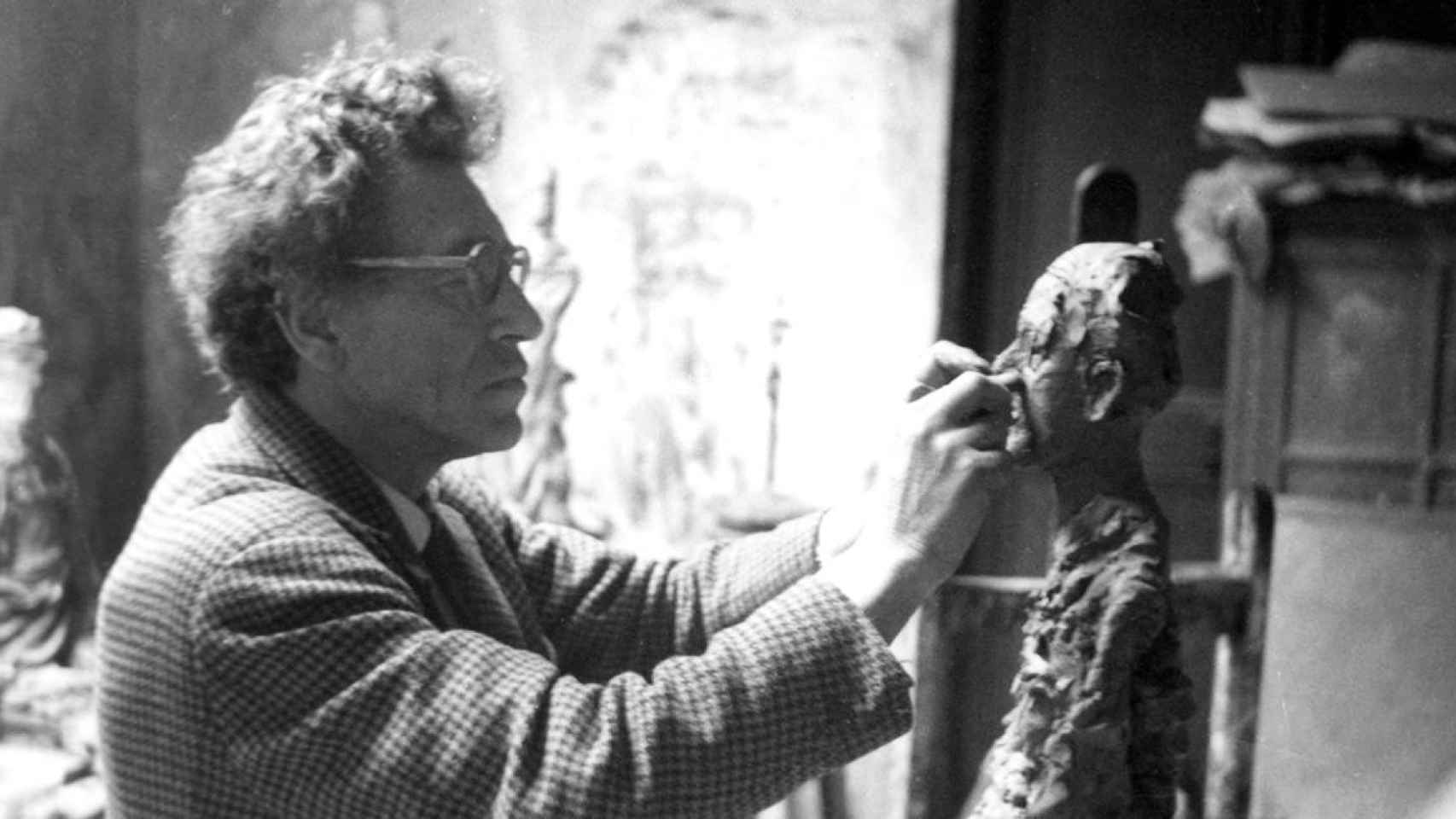 Alberto Giacometti realizando una escultura / WIKIMEDIA