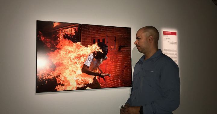 Ronaldo Schemidt, el ganador del concurso junto a su fotografía / CG