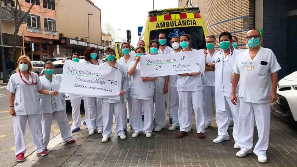 Personal médico y de enermería del Hospital de Badalona, exigiendo más material para luchar contra el Covid-19 / TWITTER