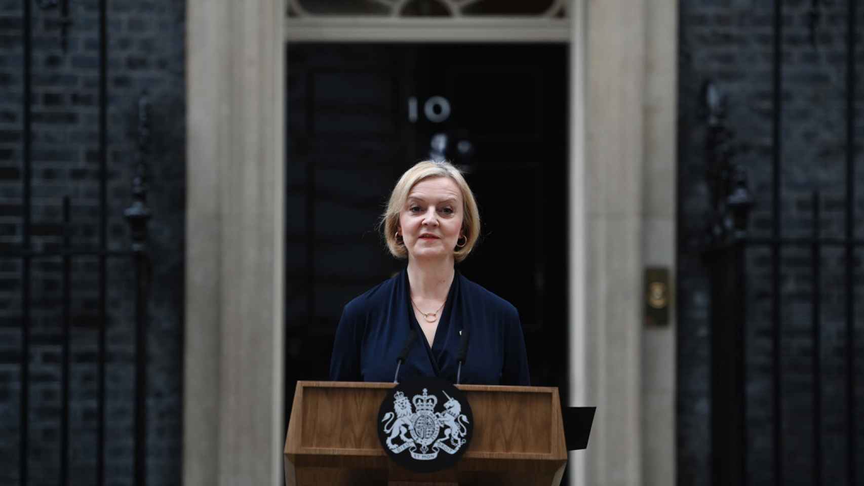 Liz Truss, primera ministra del Reino Unido, anunciando su dimisión ante el número 10 de Downing Street / EFE