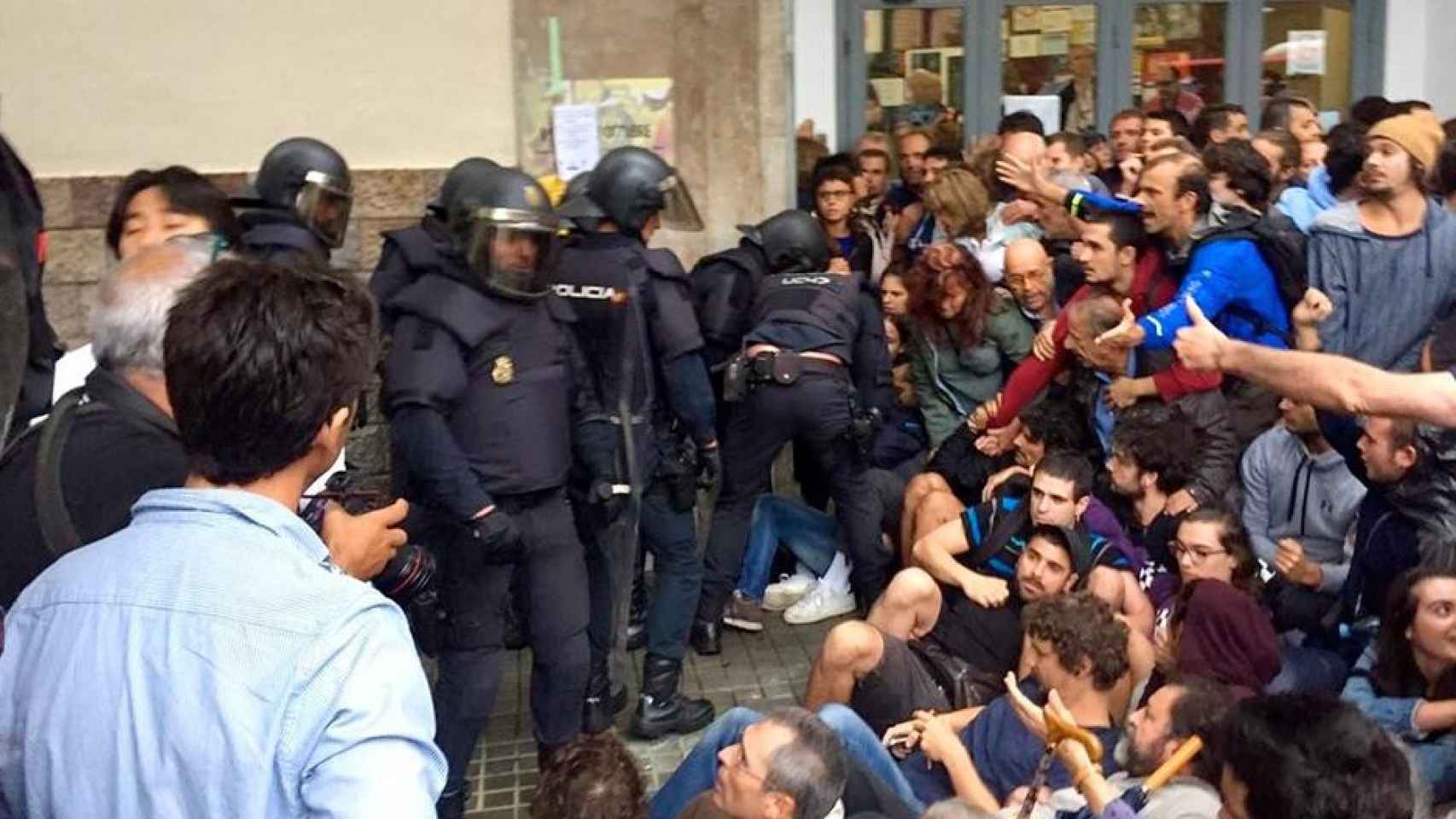 La Policía Nacional actuando en colegios de Barcelona para evitar el referéndum ilegal del 1-O / EP