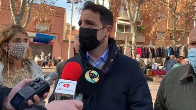 El presidente del PP de Barcelona, Manu Reyes, en declaraciones a periodistas este martes en Gavà (Barcelona) / PP