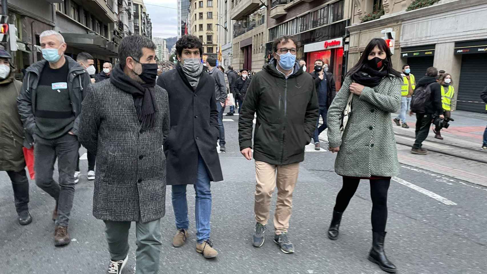 Los diputados de JxCat Aurora Madaula y Josep Rius, junto a los dirigentes de la formación posconvergente Jordí Sànchez y Aleix Sarri, en la manifestación por los presos de ETA en Bilbao / @JuntsXCat (TWITTER)