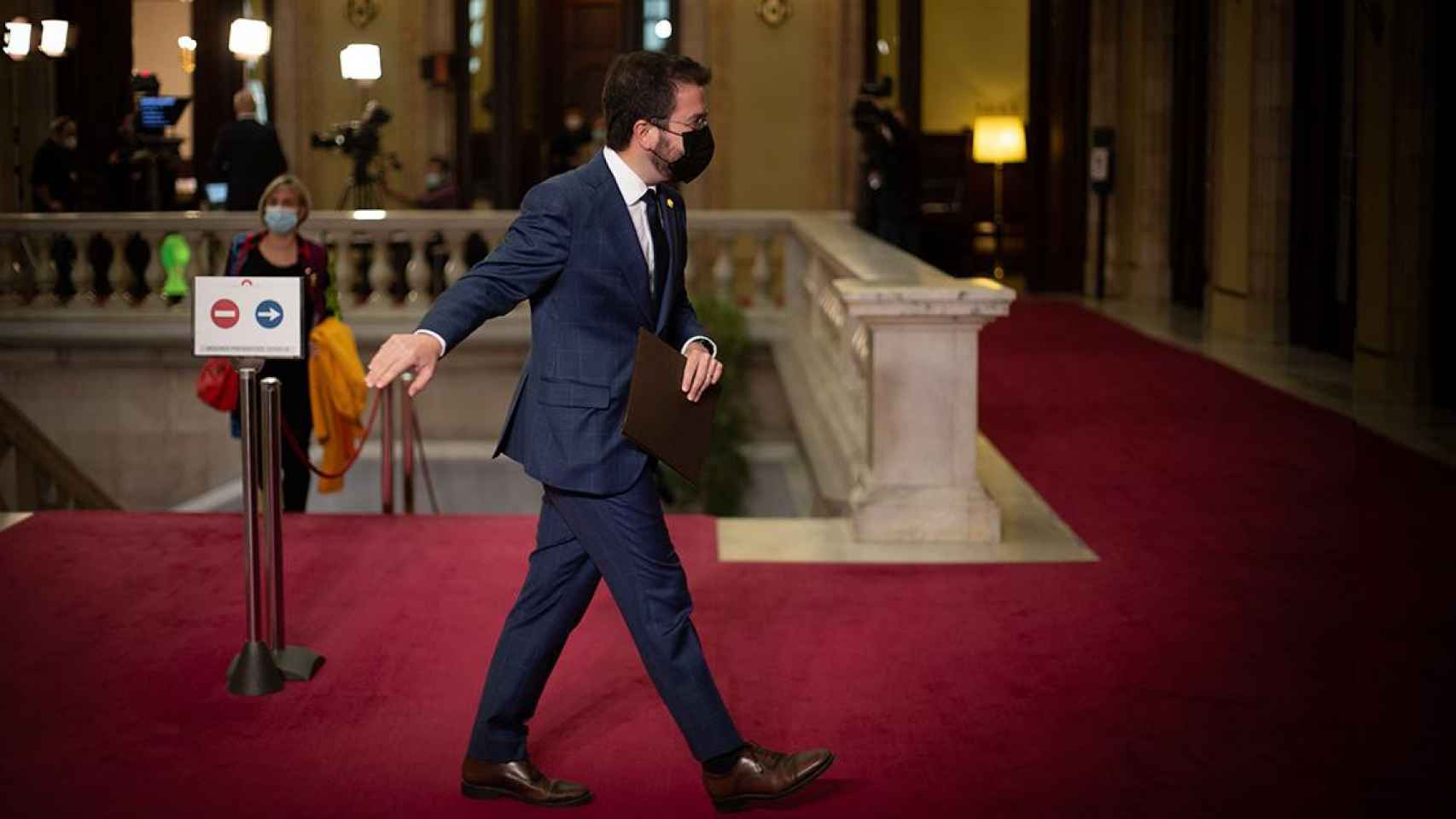 El vicepresidente de la Generalitat de Cataluña en funciones y candidato de ERC a la presidencia, Pere Aragonès, saliendo de la segunda sesión del debate de investidura / DAVID ZORRAKINO (EP)