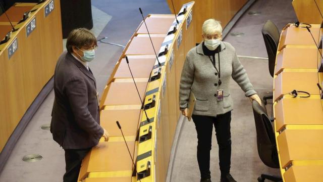Carles Puigdemont y Clara Ponsatí, en la Eurocámara / EFE