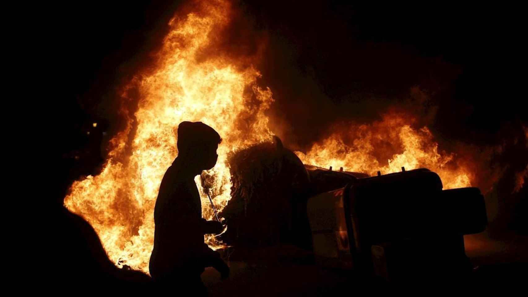 Barricada durante una de las noche de protestas contra el encarcelamiento de Pablo Hasél / EFE