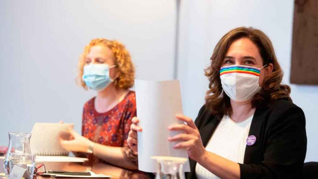 Ada Colau, alcaldesa de Barcelona, ataviada con mascarilla durante una reunión de trabajo / EFE