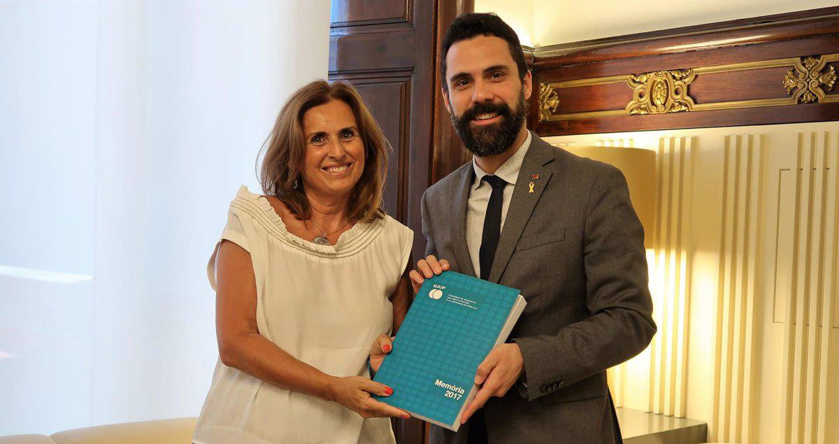 La presidenta de la Comisión de Garantía del Derecho a la Información Pública (GAIP), Elisabet Samarra, junto al presidente del Parlament, Roger Torrent / EUROPA PRESS