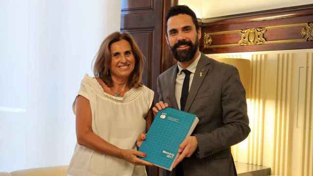 La presidenta de la Comisión de Garantía del Derecho a la Información Pública (GAIP), Elisabet Samarra, junto al presidente del Parlament, Roger Torrent / EUROPA PRESS