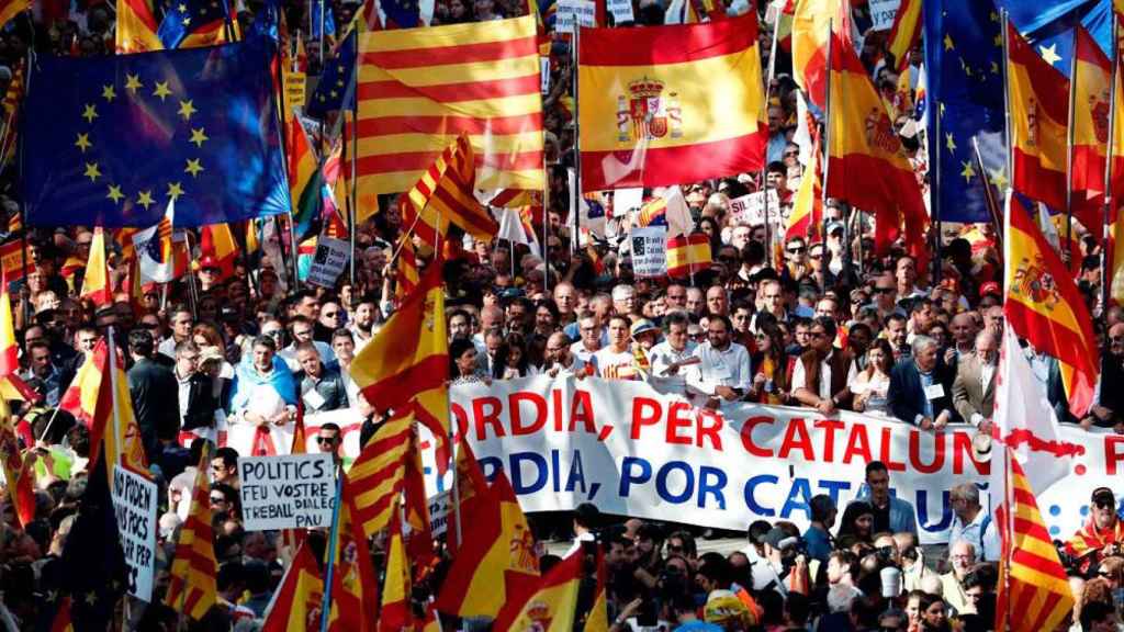 Cabecera de la manifestación de Sociedad Civil Catalana en Barcelona, capital de Cataluña, el domingo 27O / EFE