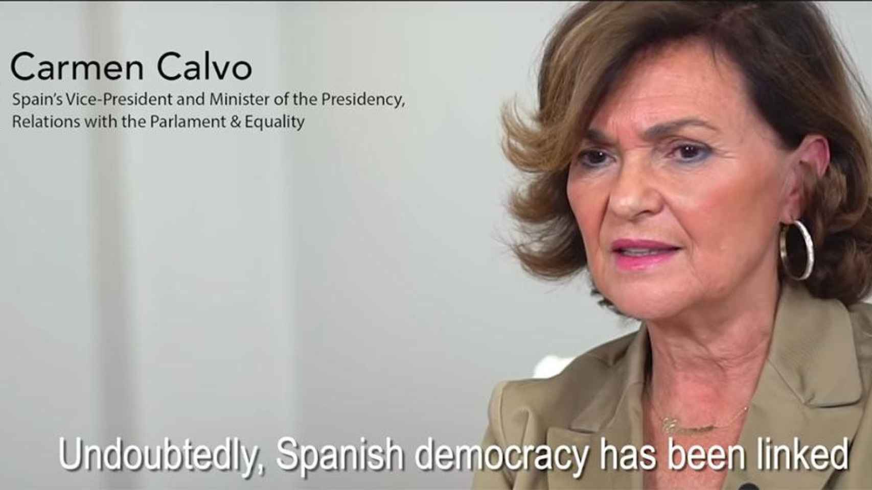 La vicepresidenta Carmen Calvo en el vídeo #EverybodysLand (España es la casa de todos) que la Junta Electoral ha suspendido temporalmente / CG