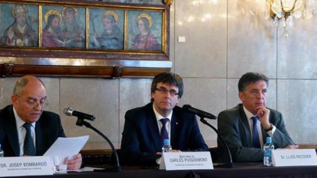 El exconsejero Lluís Recoder (d) y Carles Puigdemont (c) en una imagen de archivo / EUROPA PRESS