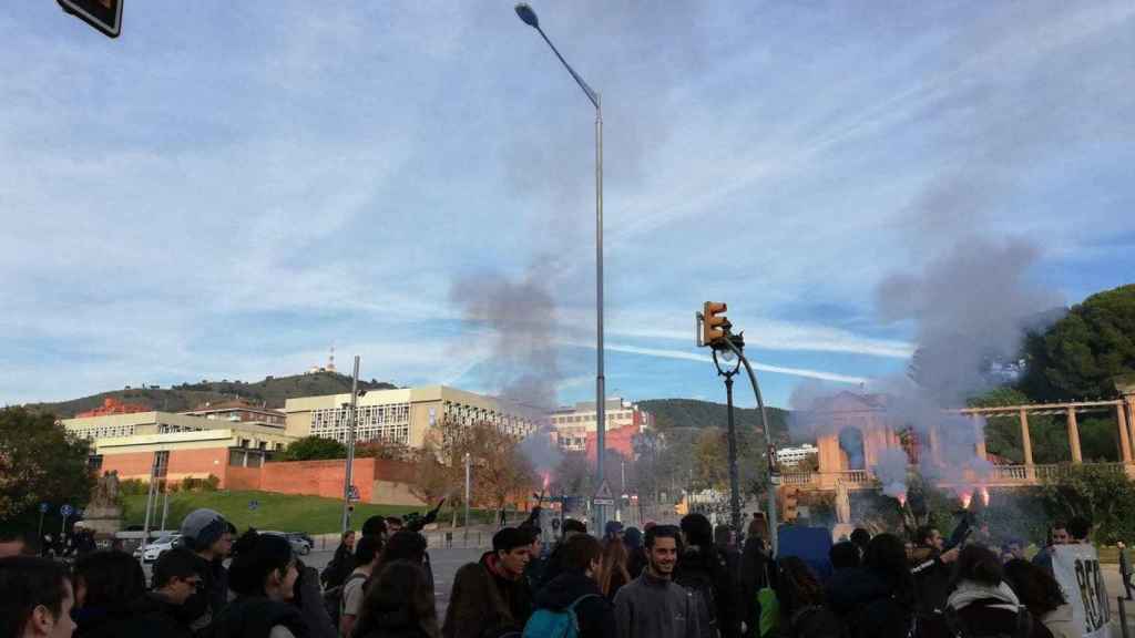 Manifestación de estudiantes a su paso por la Diagonal / @jmangues