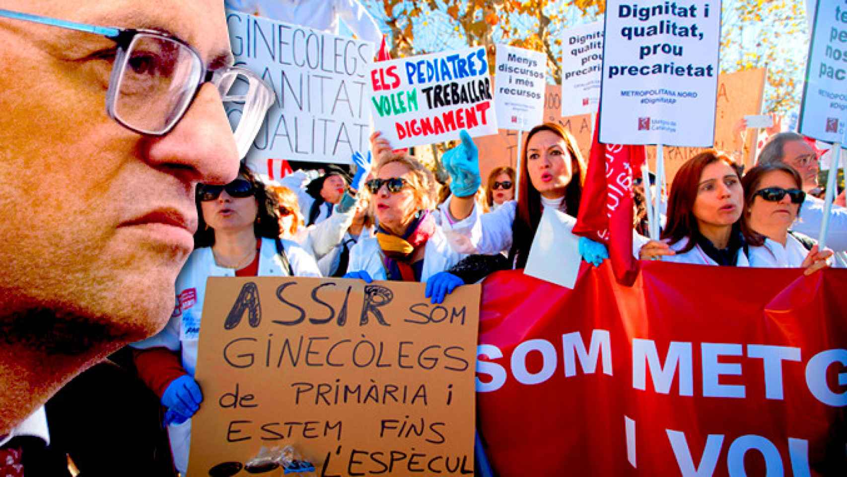 Quim Torra y decenas de médicos de atención primaria concentrados ante el Parlament / CG