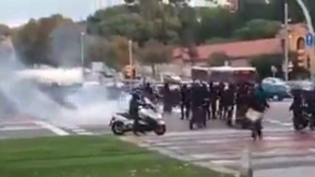 Quema de contenedores en la Diagonal de Barcelona por parte de los okupas de Ca La Trava / EUROPA PRESS