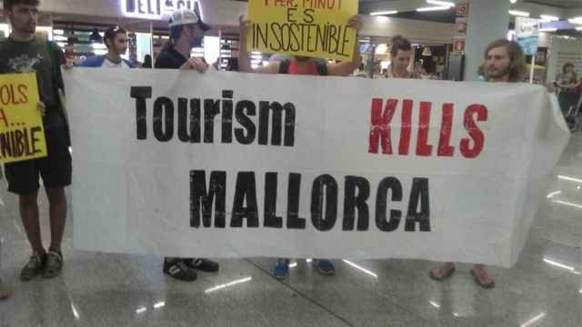 Una imagen de una de las acciones de Arran Palma en Mallorca Los 'indepes' denunciarán a la Policía pancartas