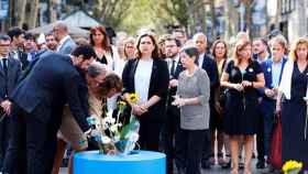 El presidente del Parlament, Roger Torrent (i), el presidente de la Generalitat, Quim Torra (2 i), la alcaldesa de barcelona Ada Colau (c) y la delegada del Gobierno en Cataluña, Teresa Cunillera (d), durante el acto de ofrenda en el mural de Miro por el