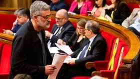 Carles Riera, portavoz del CUP en el Parlament, pasando junto a los diputados Quim Torra y Elsa Artadi / EFE