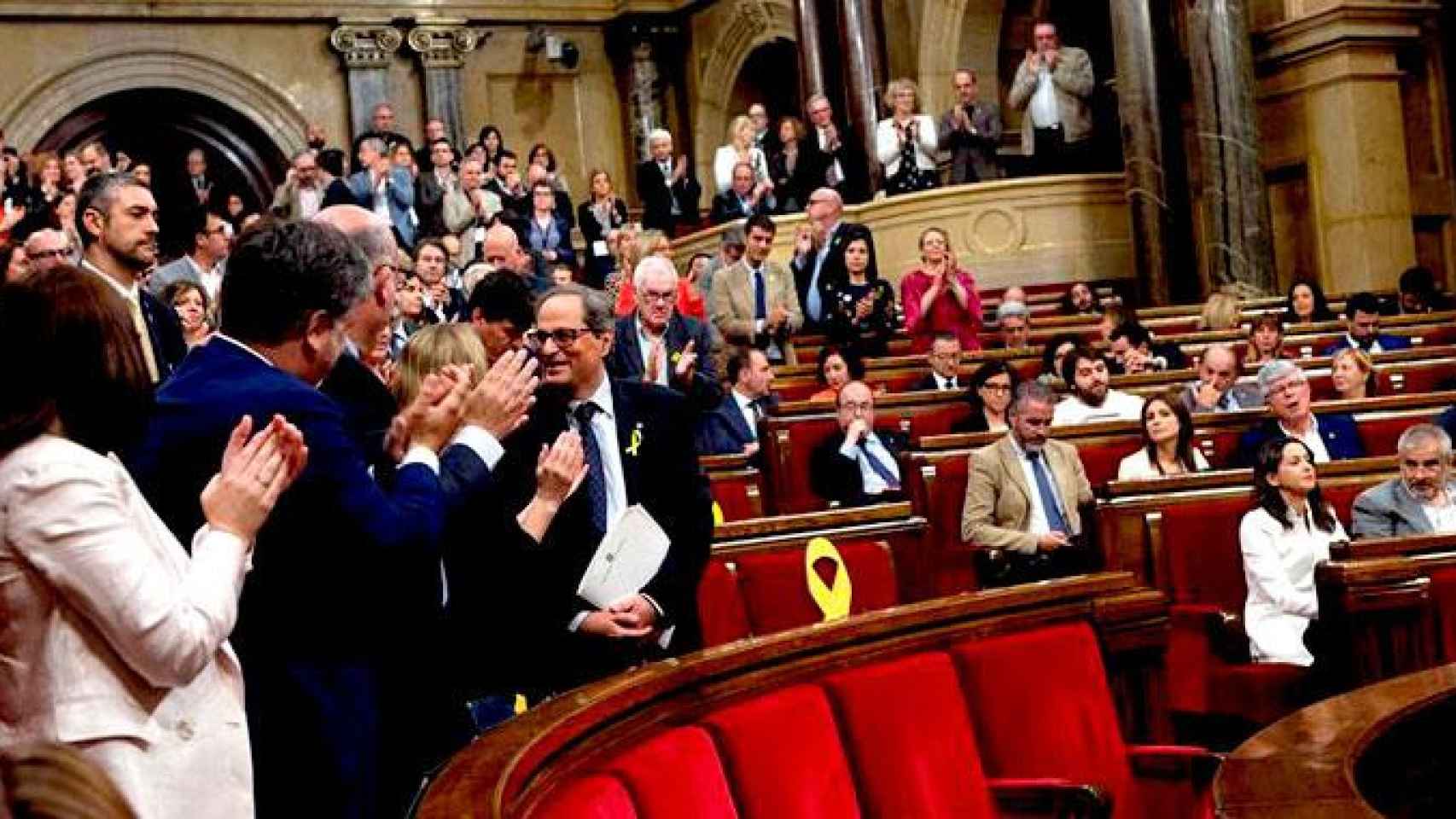 El candidato Quim Torra, recibe el aplauso de JxCat y ERC tras su discurso de investidura en el pleno del Parlament / EFE