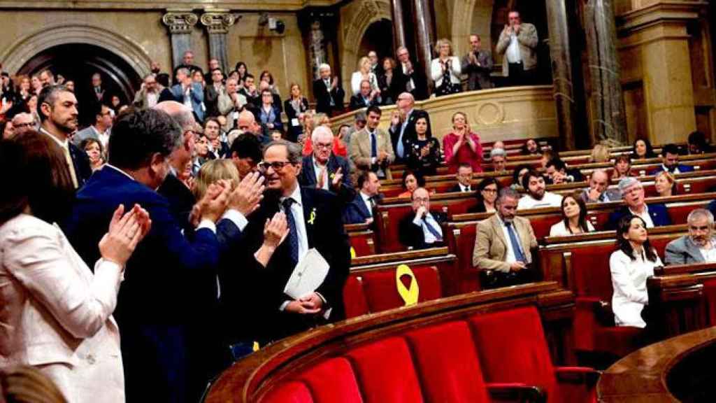 El candidato Quim Torra, recibe el aplauso de JxCat y ERC tras su discurso de investidura en el pleno del Parlament / EFE