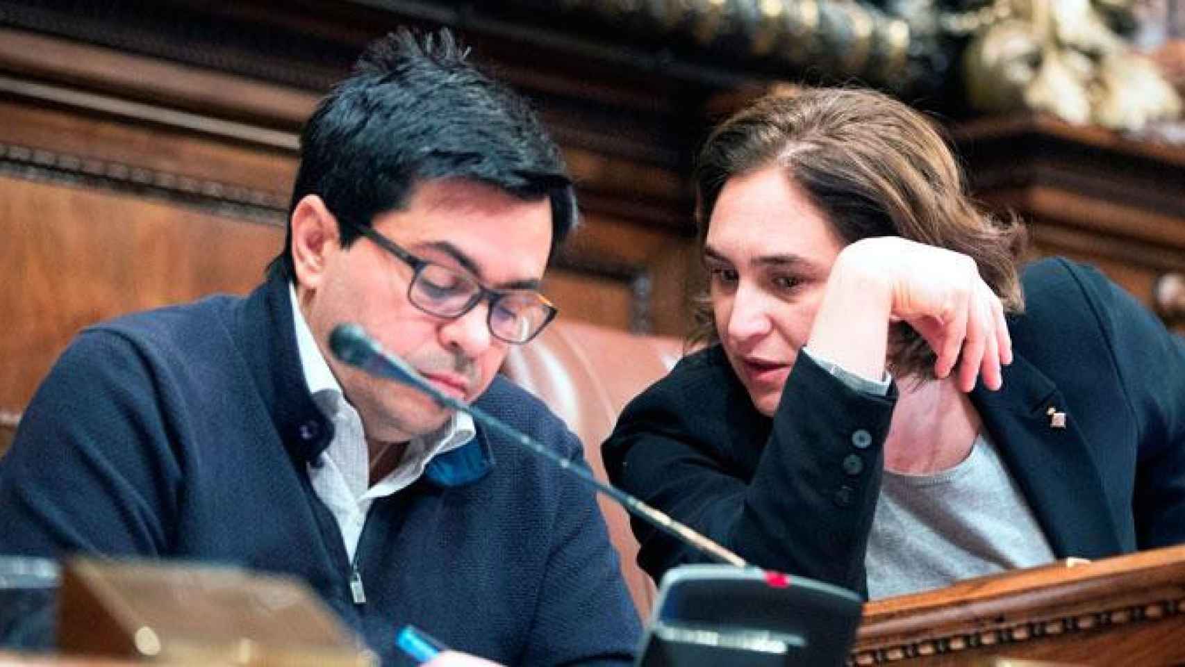 Gerardo Pisarello (i), primer teniente de alcalde de Barcelona, con la munícipe, Ada Colau / EFE