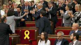 El nuevo presidente del Parlament, Roger Torrent (i), recibe la felicitación de sus compañeros tras ser elegido durante la sesión constitutiva del Parlamento catalán  / EFE