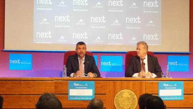 El 'conseller' de Empresa y Conocimiento, Santi Vila, en el Foro Next IBS en Madrid, junto el periodista Manuel Campo Vidal / CG