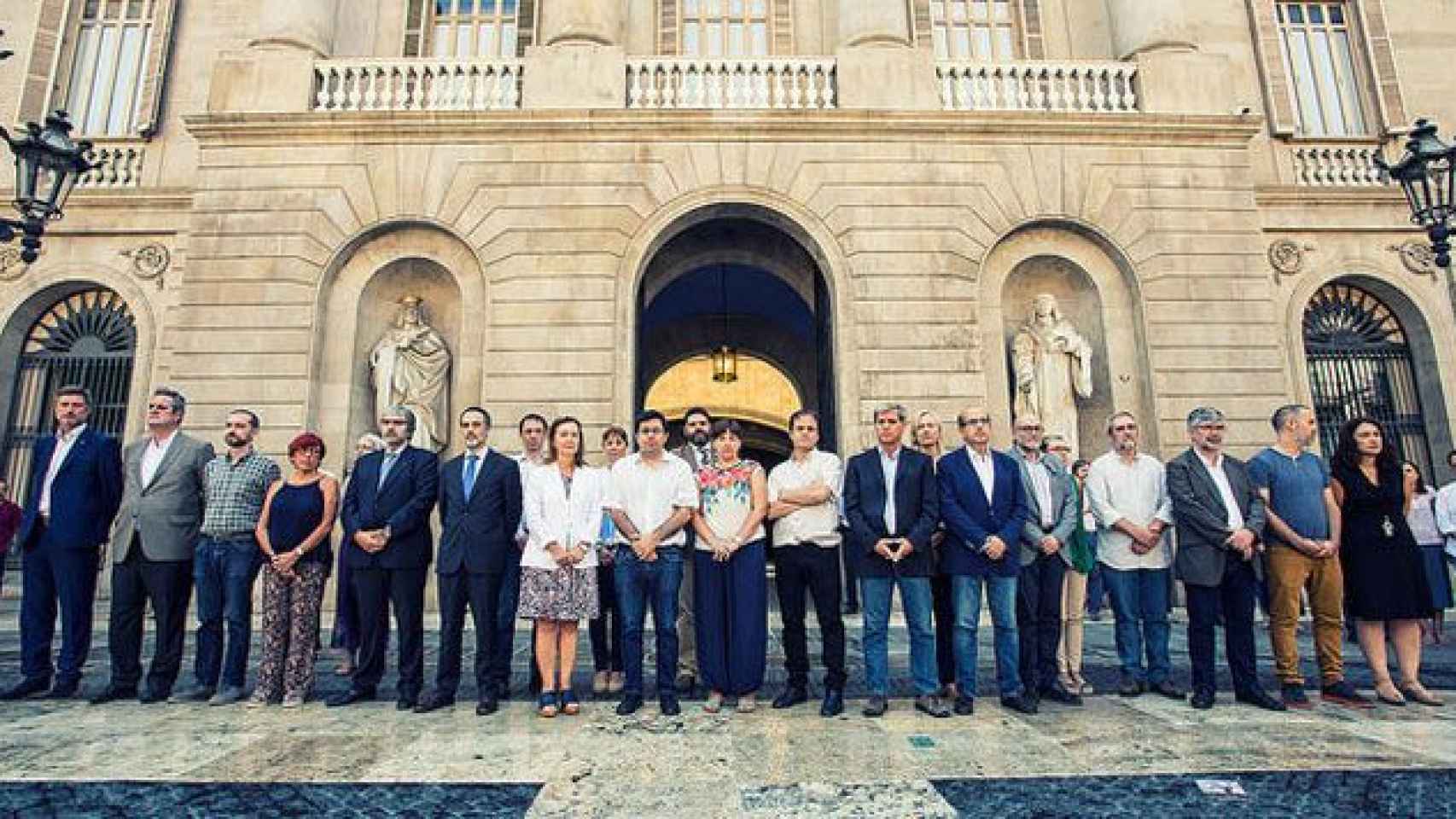 Los dirigentes políticos del Ayuntamiento de Barcelona, en el minuto de silencio en la plaza Sant Jaume / AJUNTAMENT DE BARCELONA