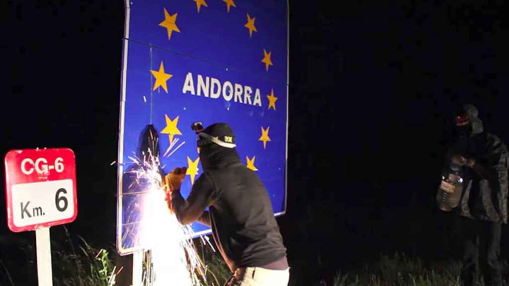 Arran, las juventudes de la CUP, han serrado señales fronterizas para reivindicar los 'Països Catalans / CG