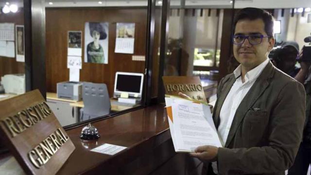 El diputado de Ciudadanos y vicepresidente segundo del Parlamento catalán, José María Espejo-Saavedra, presenta su informe ante Tribunal Constitucional sobre la votación de las conclusiones de la comisión secesionista. / EFE