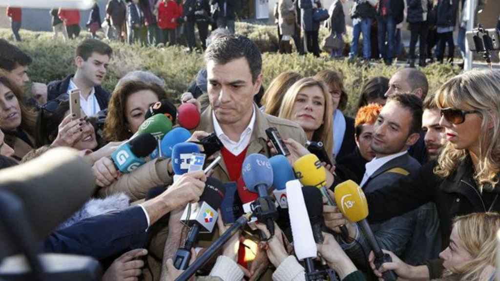 El secretario general del PSOE, Pedro Sánchez, tras votar en las elecciones de este domingo.