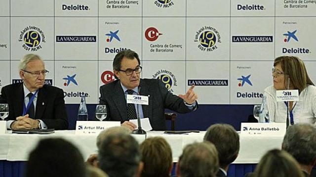El presidente de la Generalidad, Artur Mas, acopañado del presidente de la Cámara de Comercio de Barcelona, Miquel Valls, y de la presidenta de la Fundación Internacional Olof Palme, Anna Balletbò
