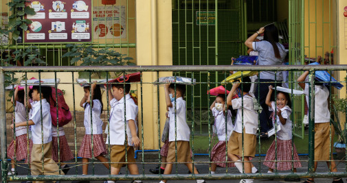 Niños en un simulacro de actuación en caso de terremoto en Filipinas / EFE - ROLEX DELA PENA