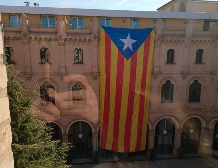 Estelada gigante en la Universitat de Lleida / @JaulaAmarilla