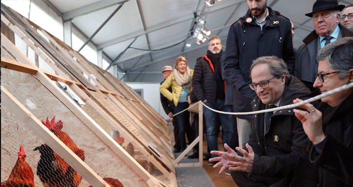 El presidente catalán Quim Torra (2d), durante una visita a una feria / EFE