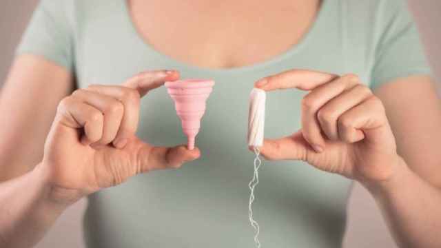 Una mujer sostiene una copa menstrual y un tampón / EUROPA PRESS
