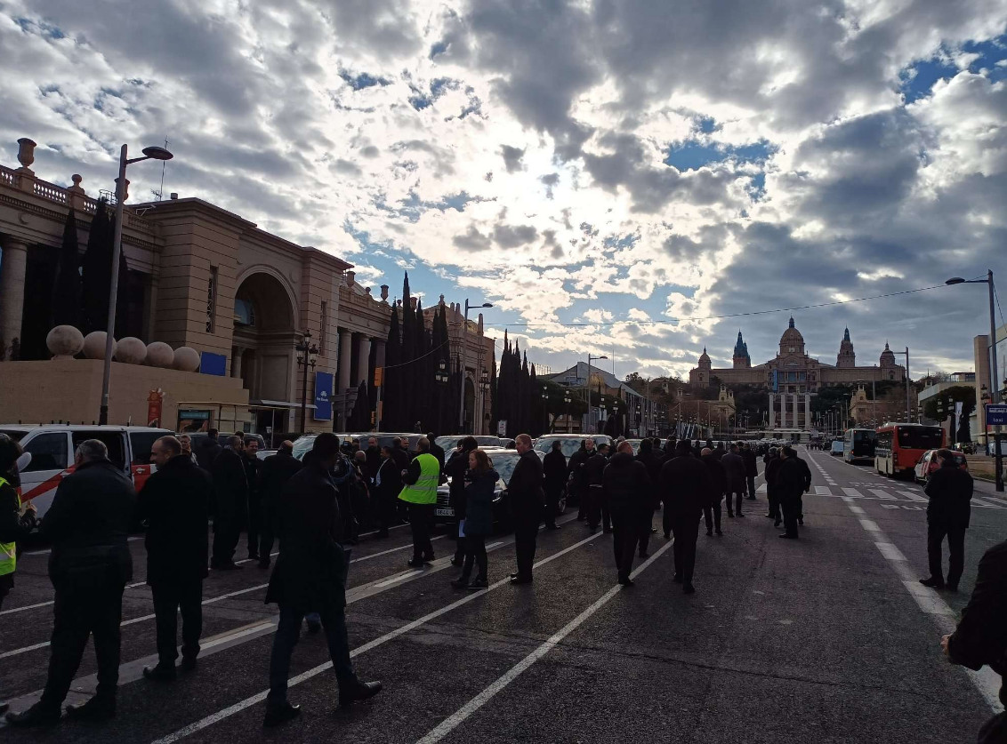 Las flotas históricas de VTC durante su marcha lenta en Barcelona el pasado lunes 6 de febrero / LUIS MIGUEL AÑÓN (CG)