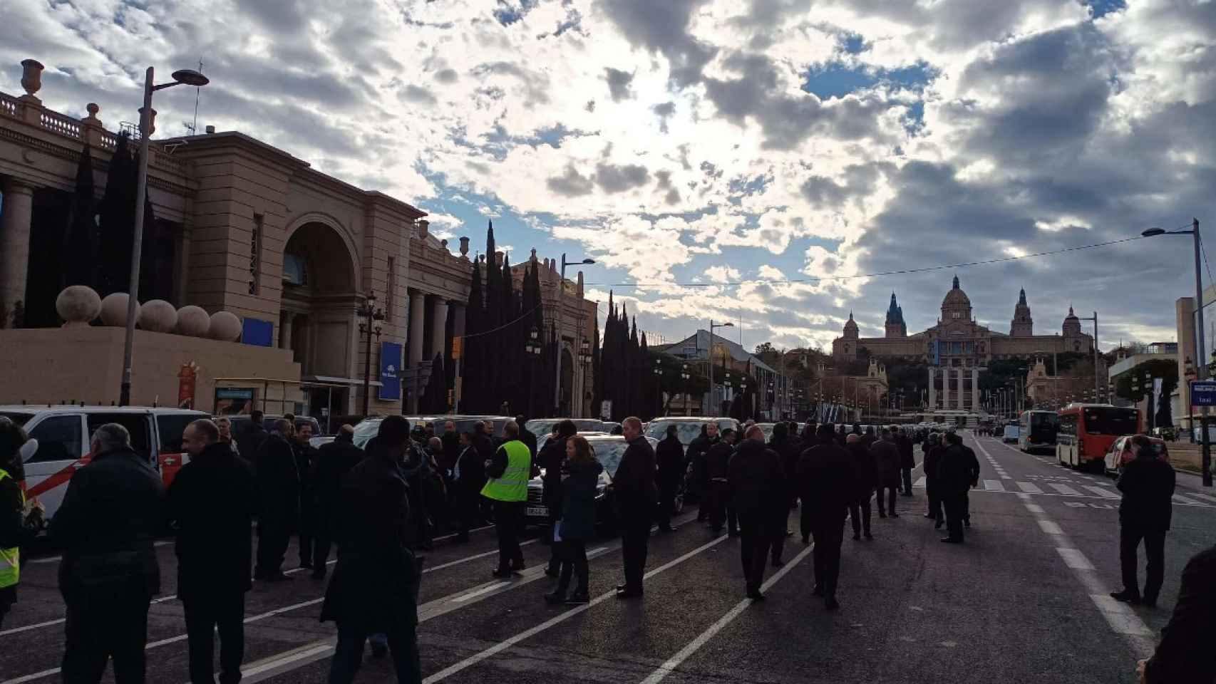 Las flotas históricas de VTC durante su marcha lenta en Barcelona el pasado lunes 6 de febrero / LUIS MIGUEL AÑÓN (CG)