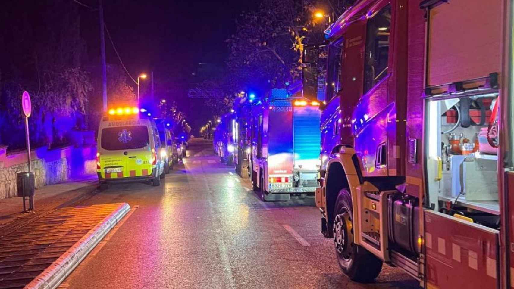 Camiones de bomberos y ambulancias cerca de la residencia de Matadepera en la que ha muerto una persona en un incendio / BOMBERS