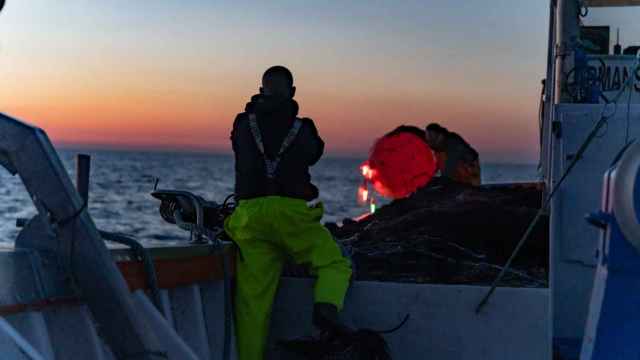Los marineros esperan las órdenes para tirar las redes al mar e iniciar la pesca / LUIS MIGUEL AÑÓN (CG)