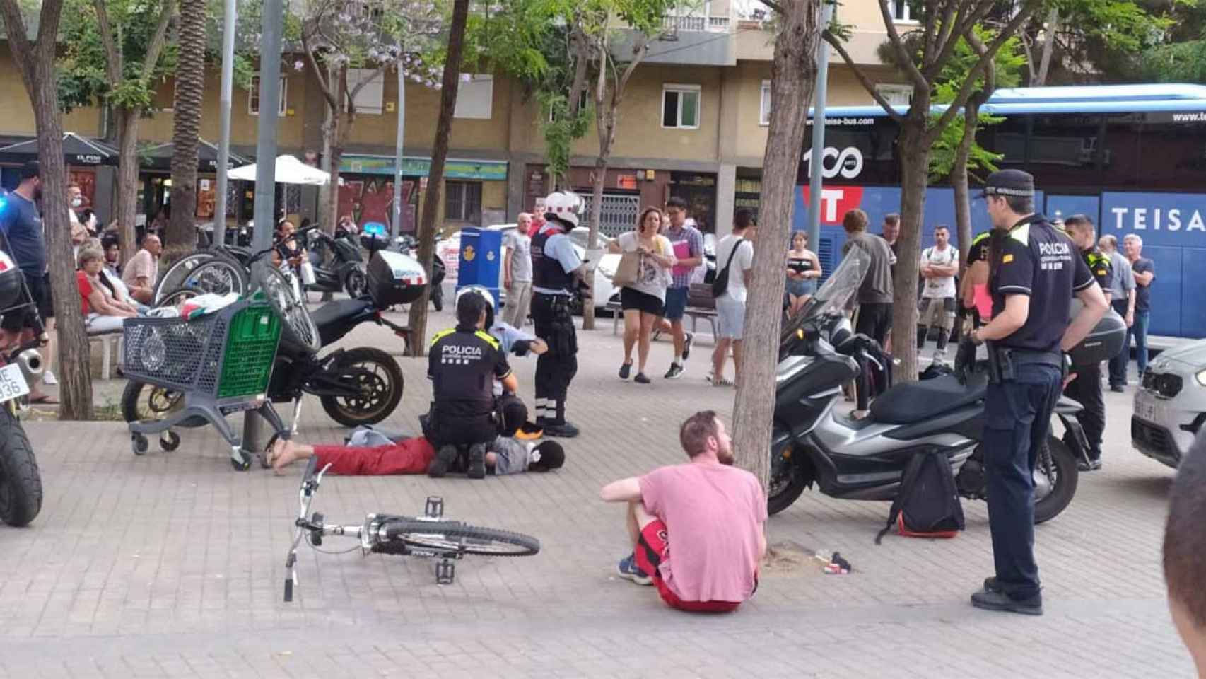 Mossos y Guardia Urbana, interviniendo tras la pelea en la Meridiana / CG