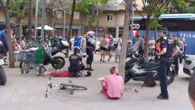 Mossos y Guardia Urbana, interviniendo tras la pelea en la Meridiana / CG