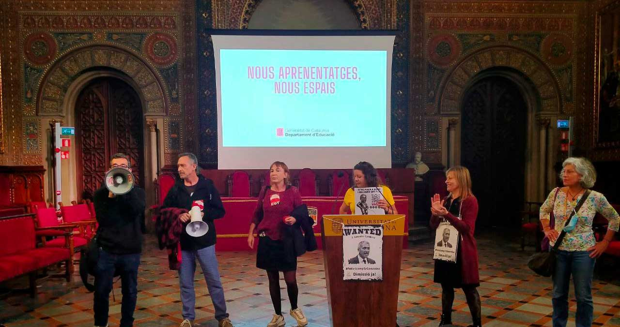 Los sindicatos educativos protestan en la Universidad de Barcelona contra Cambray / PROFESORS DE SECUNDARIA