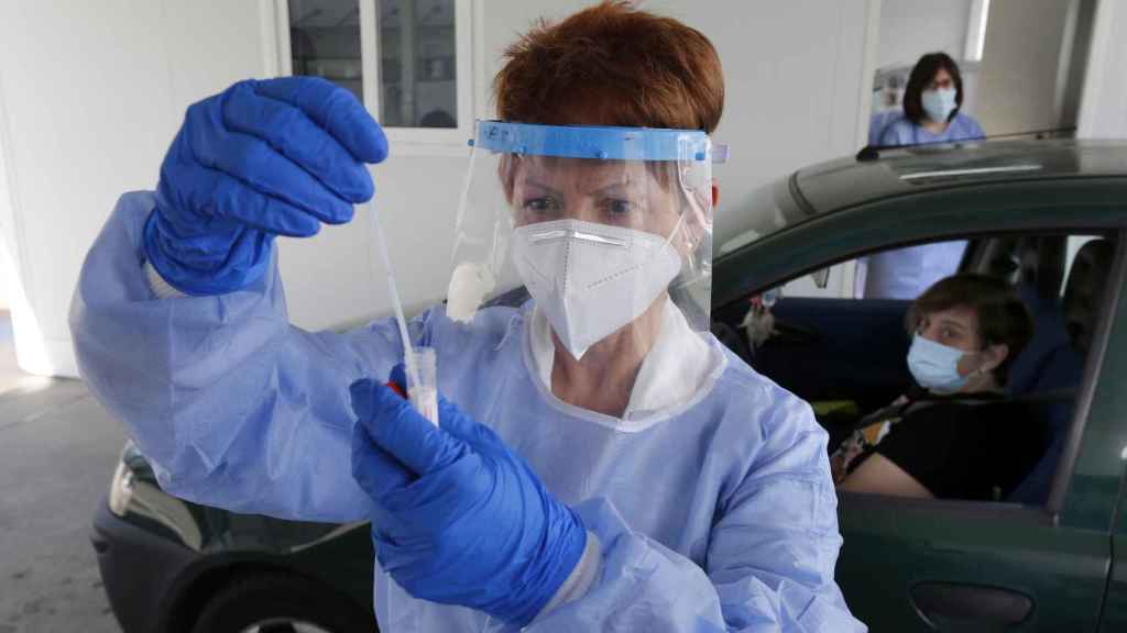 Una sanitaria realiza un test PCR para la detección del covid-19 / EP