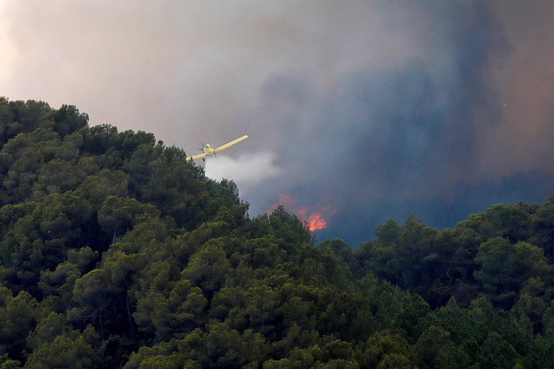 Una hidroavión lanzando agua sobre el incendio de la Cataluña central / EFE