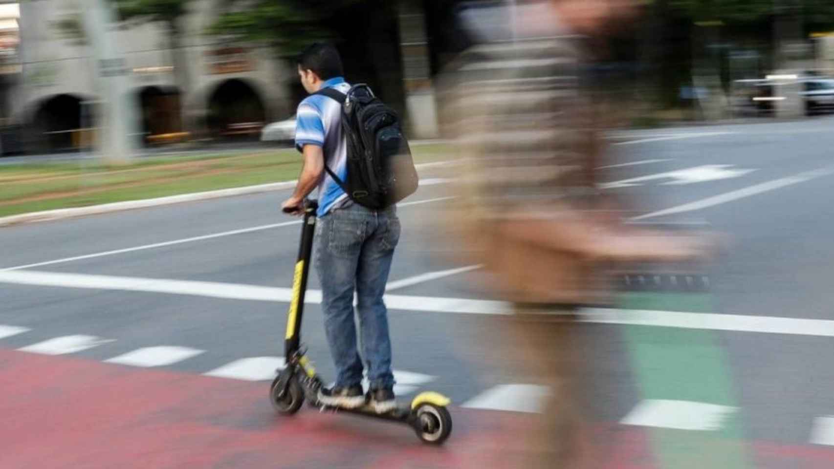 Un joven se desplaza en patinete por Barcelona / EFE