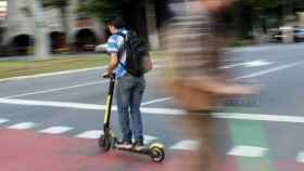 Un joven se desplaza en patinete por Barcelona / EFE