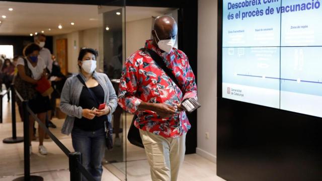 Cola para recibir la vacuna en un punto de inmunización de Barcelona / EP